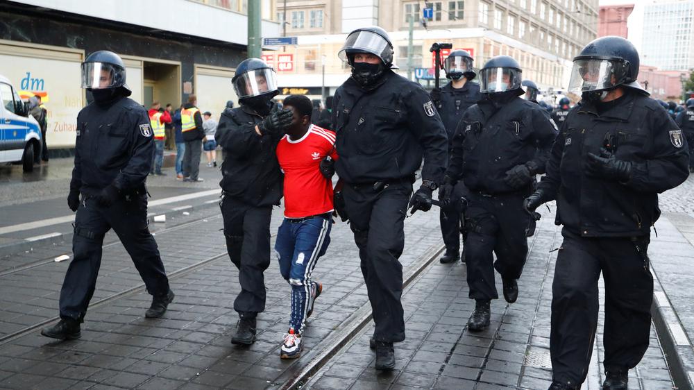 Racial Profiling: In den USA wird gegen Rassismus und Polizeigewalt demonstriert. Gibt es solche Fälle auch bei der deutschen Polizei? Das will die Bundesregierung nun untersuchen lassen.