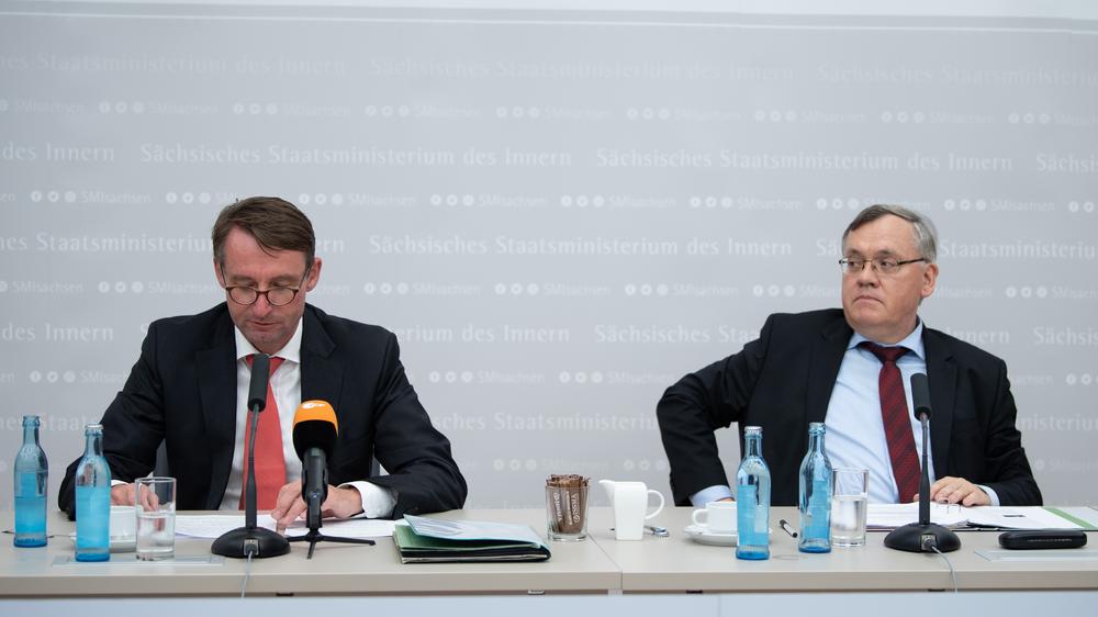 LfV Sachsen: Sachsens Innenminister Roland Wöller (links) gemeinsam mit dem neuen Präsident des Landesamts für Verfassungsschutz (LfV) Dirk-Martin Christian (rechts)