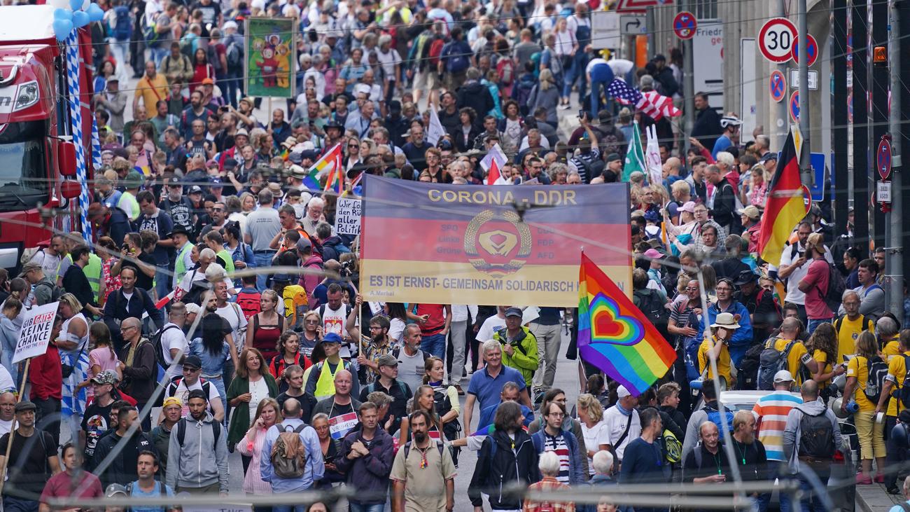 Protest Gegen Corona Massnahmen Rund 18 000 Menschen Protestieren Gegen Corona Politik Zeit Online