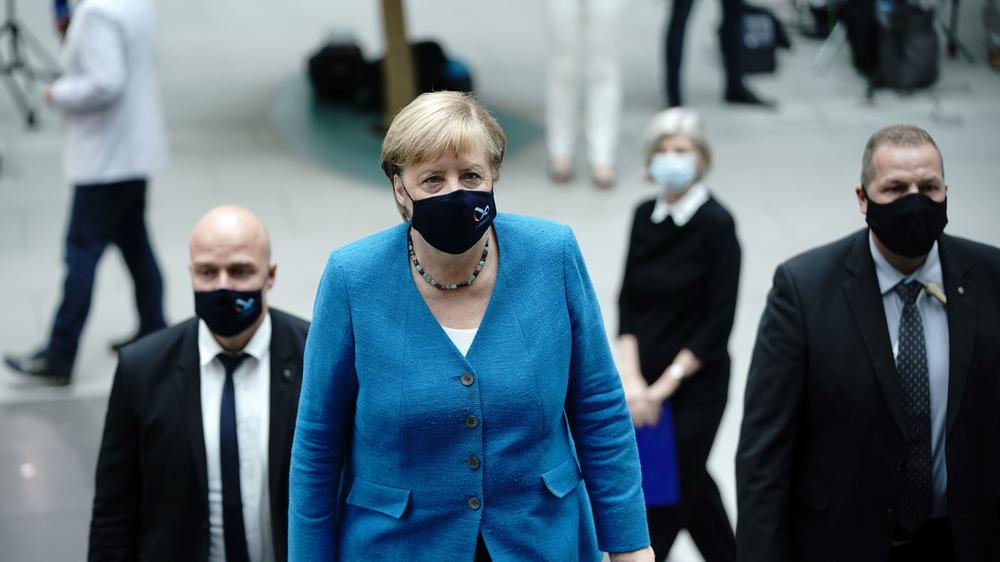 Angela Merkel: Bundeskanzlerin Angela Merkel auf dem Weg zur Sommerpressekonferenz