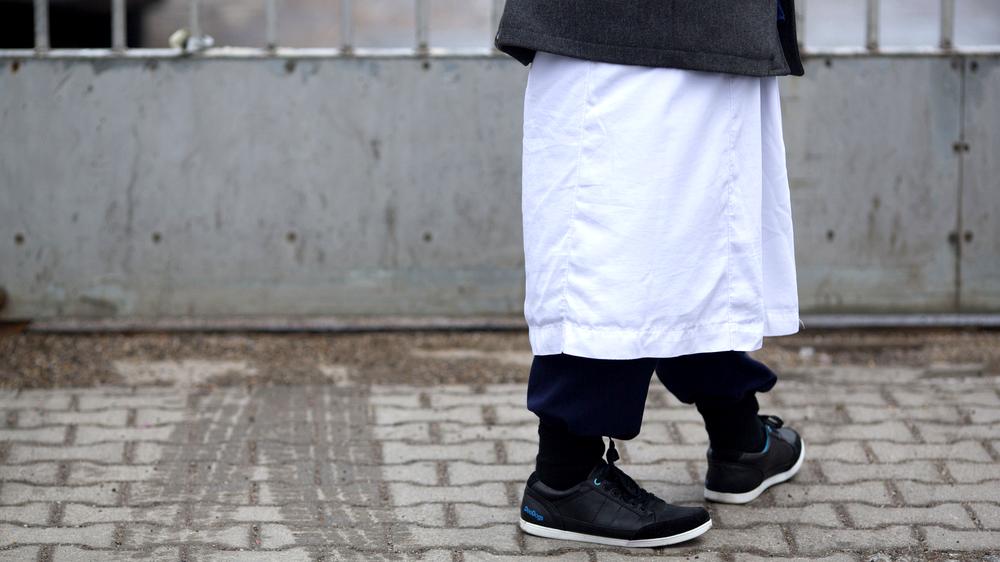 Extremismus: Ein Mann in traditioneller Bekleidung vor einem Versammlungsort von Salafisten.