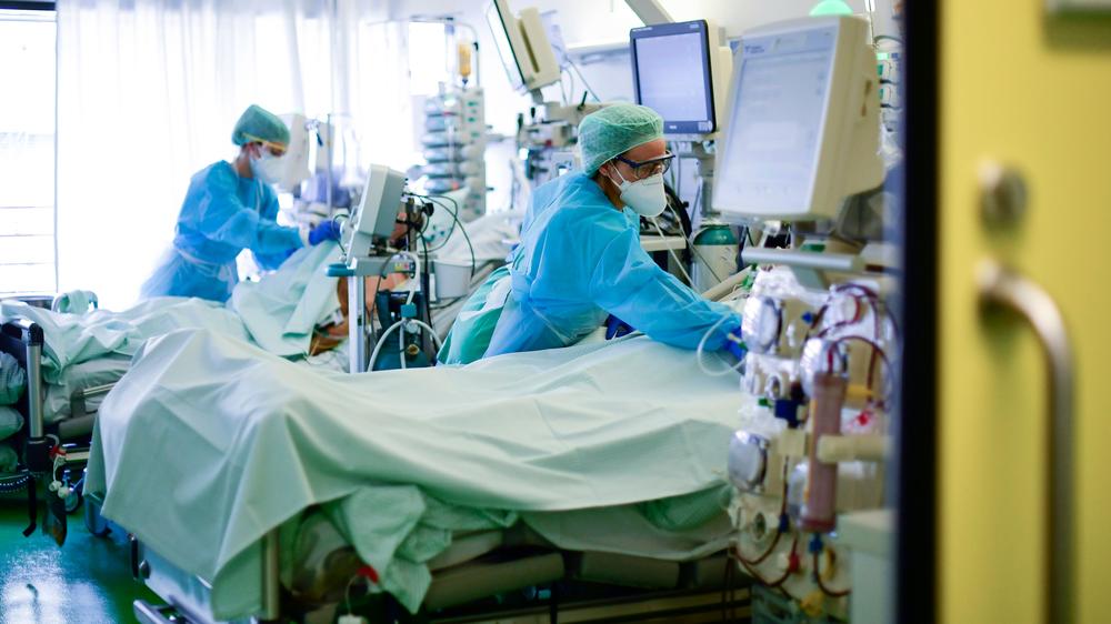 Krankenhausentlastungsgesetz: Krankenhäuser mussten Kapazitäten für Corona-Patienten freihalten - dadurch entgingen ihnen Einnahmen durch Operationen und Behandlungen. 
