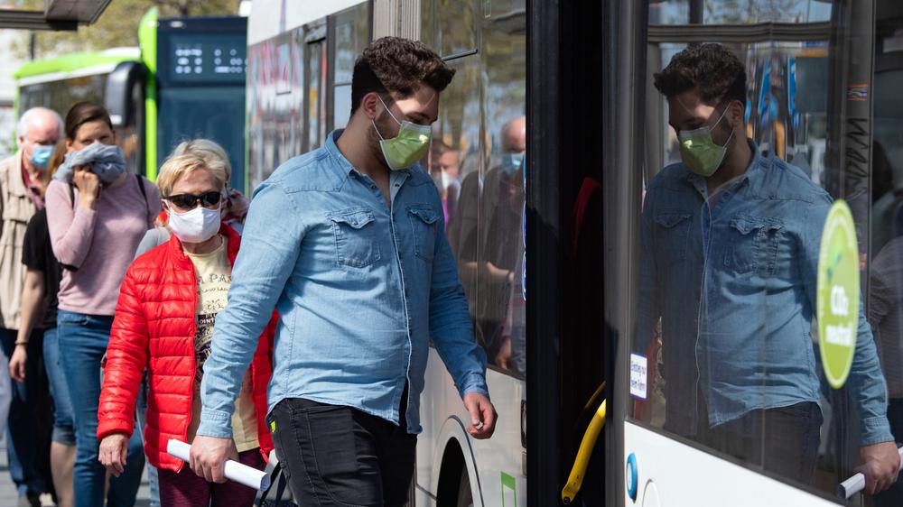 Corona-Maßnahmen: Ohne Mundschutz dürfen Fahrgäste keine öffentlichen Verkehrsmittel benutzen. 