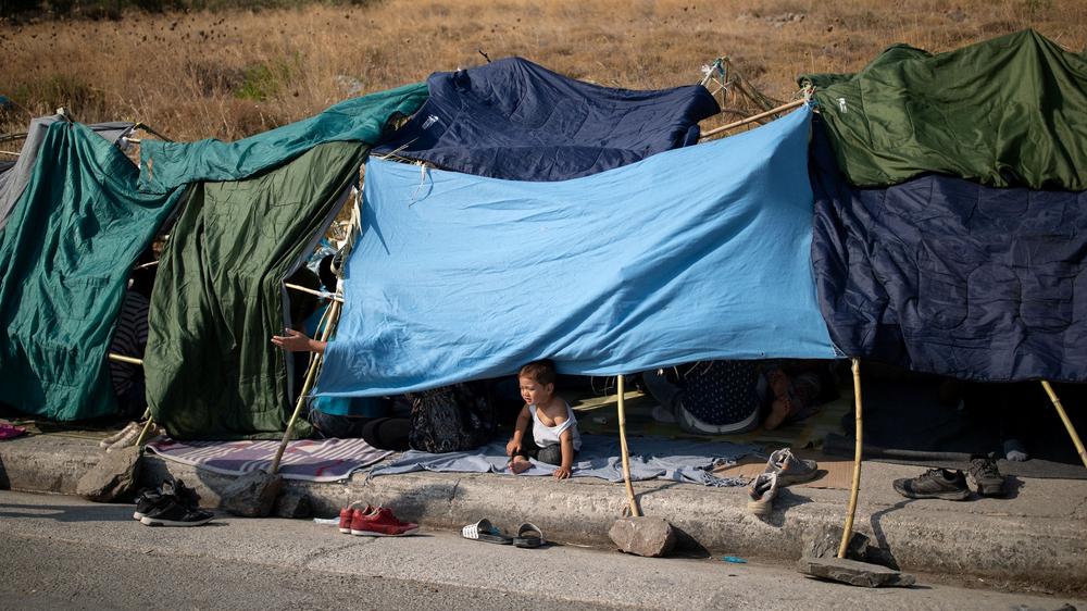 Griechenland: Der Brand in Moria hat Tausende Menschen obdachlos gemacht. Die meisten ehemaligen Bewohnerinnen und Bewohner harren im Freien aus.