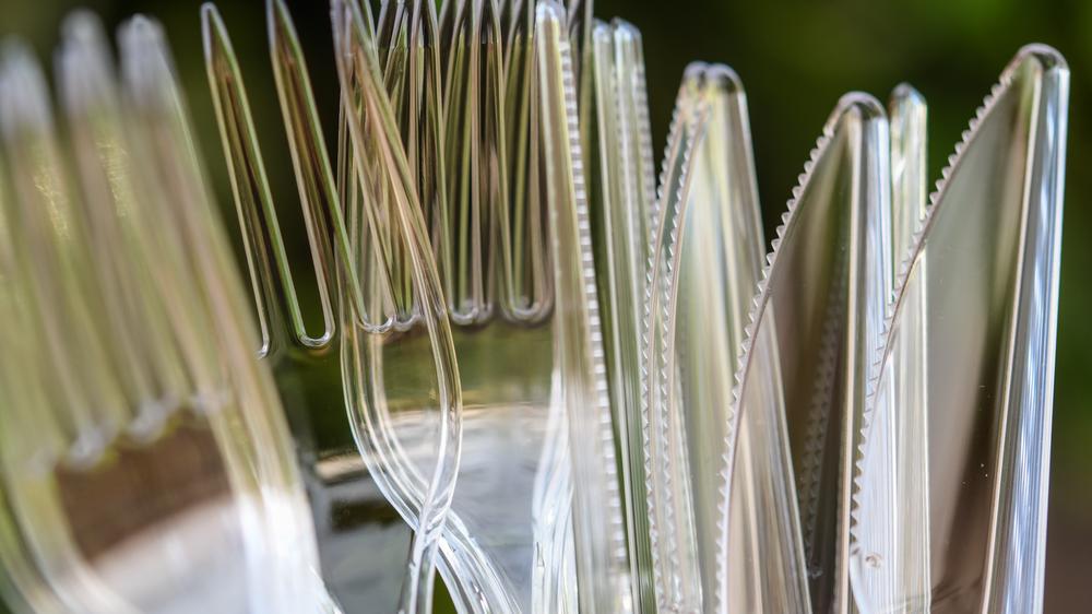 Plastikverbot: Plastikbesteck und andere Einwegprodukte aus Kunststoff, für die es gute Alternativen gibt, dürfen ab dem 3. Juli 2021 nicht mehr verkauft werden.