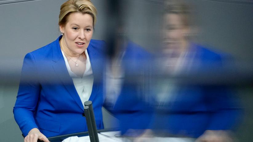 Giffey Franziska - Next Stop Wetzlar Franziska Giffey Facebook : Germany should focus less on reopening for football matches and more on children and families struggling with the realities of the coronavirus crisis, family minister franziska giffey told dw.