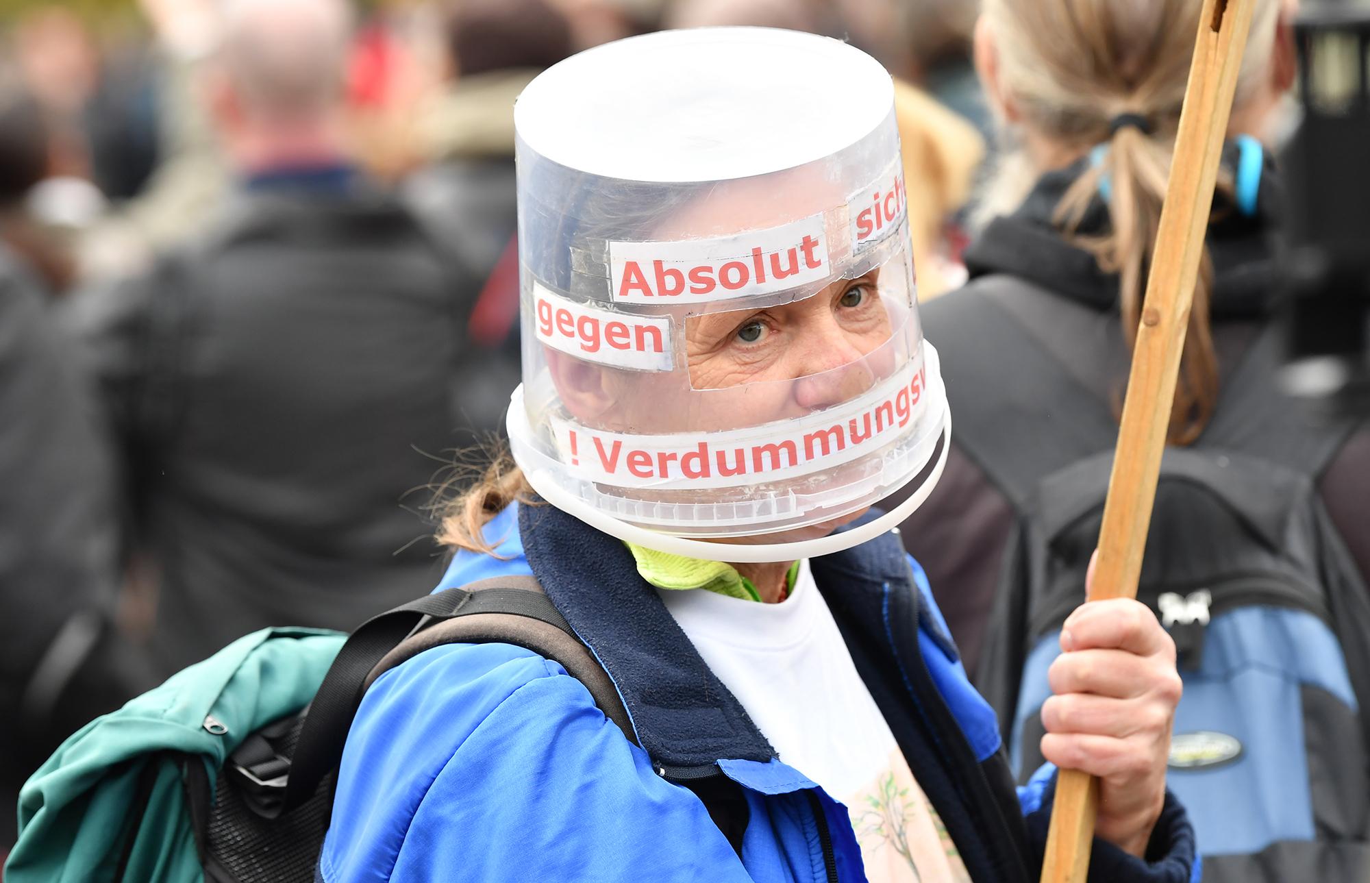 Heute soll das neue infektionsschutzgesetz durch den bundestag abgestimmt werden. Querdenken-Demo in Berlin: Maskenlos gegen die angebliche ...