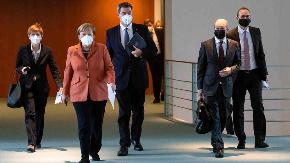Corona-Gipfel: Angela Merkel (vorn) verlässt die Besprechung mit den Länderchefs im Kanzleramt. Rechts neben ihr der bayerische Ministerpräsident Markus Söder, Finanzminister Olaf Scholz und Berlins Oberbürgermeister Michael Müller.