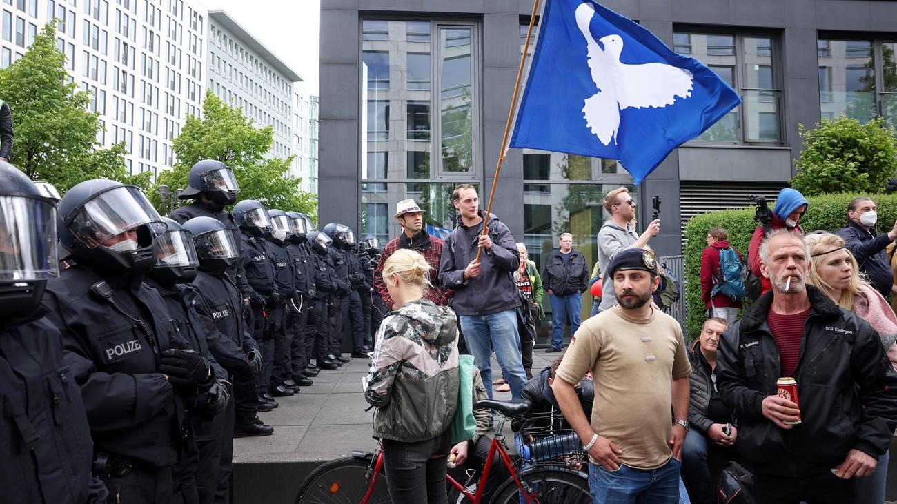 Demonstrationen Berliner Polizei Sperrt Brandenburger Tor Ab Zeit Online