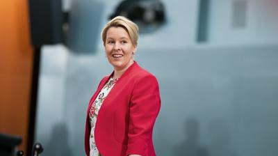 Plagiatsaffare Franziska Giffey Offiziell Als Familienministerin Entlassen Zeit Online