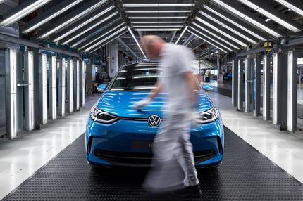 Elektromobilität: Ein Modell des ID.3 steht zur Endabnahme im Lichttunnel im Werk von Volkswagen in Zwickau. 24.05.2023