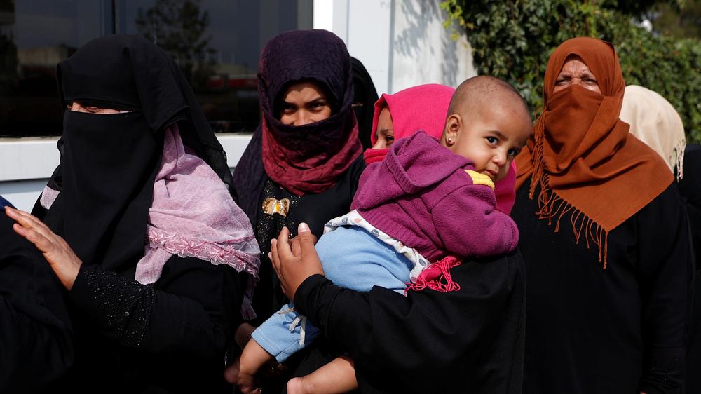 Familiennachzug: Geflüchtete syrische Frauen und Kinder warten in der Türkei vor einer Lebensmittelausgabe.