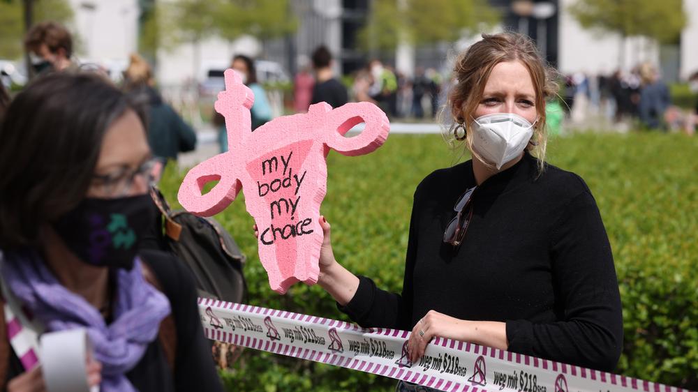 Schwangerschaftsabbrüche: Protest gegen die Paragrafen 218 und 219a vor dem Berliner Reichstag