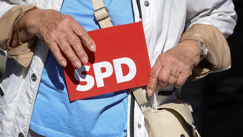Ein SPD-Anhänger bei einer Wahlkampfveranstaltung in Bochum: Die Sozialdemokraten können in den Umfragen zur Bundestagswahl ihren Vorsprung weiter ausbauen.