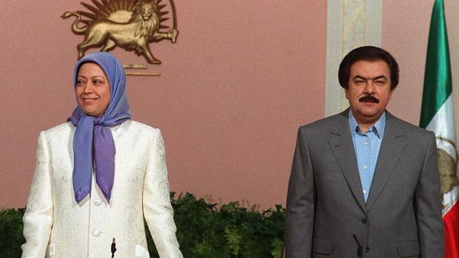 Mariam Radschawi, die heutige Anführerin der Volksmudschahedin, mit ihrem Mann Massud im Jahr 2001