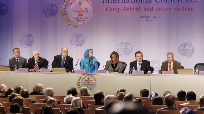 Mariam Radschawi sitzt mit mehreren Politikerinnen und Politikern zusammen auf einem Podium