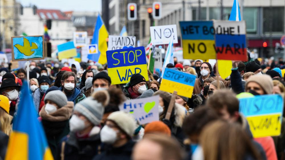 Ukraine-Demonstration: Menschen nehmen an einer Solidaritätsdemonstration in Berlin teil.