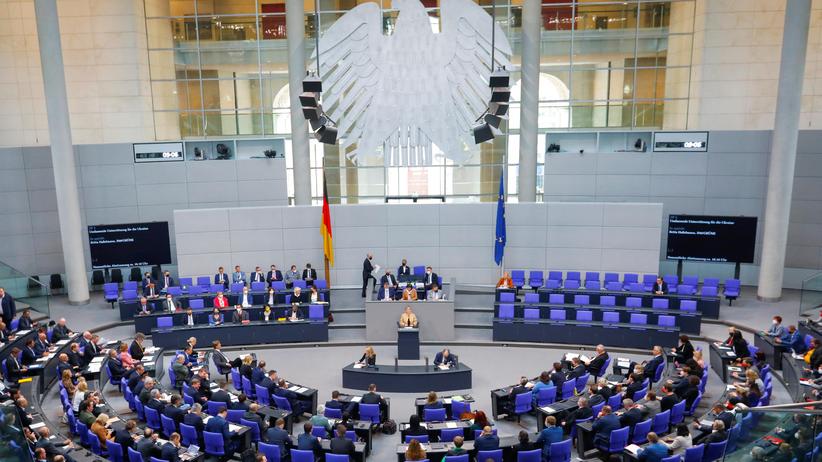 Ukraine-Krieg: Bundestag stimmt für Lieferung schwerer Waffen an die Ukraine