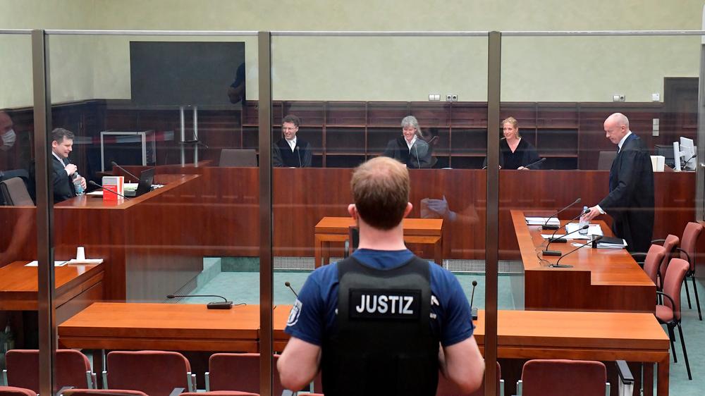 AfD-Vorstandswahl: Das Verfahren um den Rauswurf von Andreas Kalbitz fand im Landgericht Berlin statt. Rechts im Bild Joachim Steinhöfel.