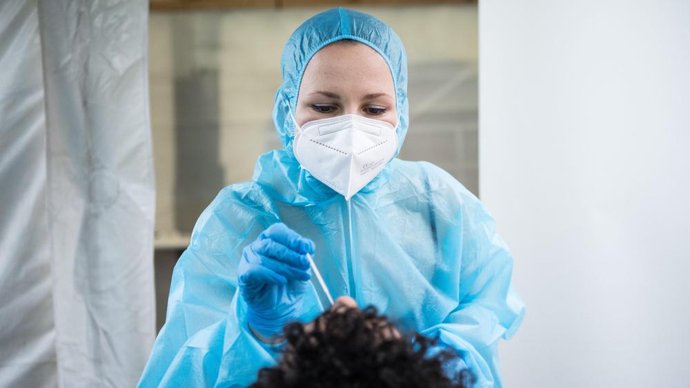 Corona-Pandemie: Eine Mitarbeiterin einer Teststation im KitKatClub in Berlin nimmt im Dezember 2020 einen Abstrich.