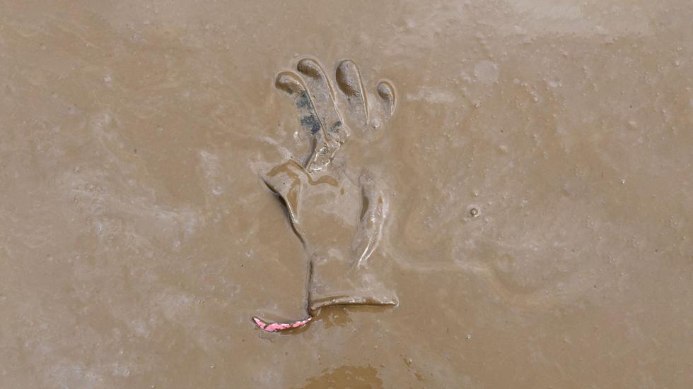Flut-Untersuchungsausschuss: Juli 2021 : Ein Handschuh liegt im von der Flut schwer zerstörten Dernau im Matsch.