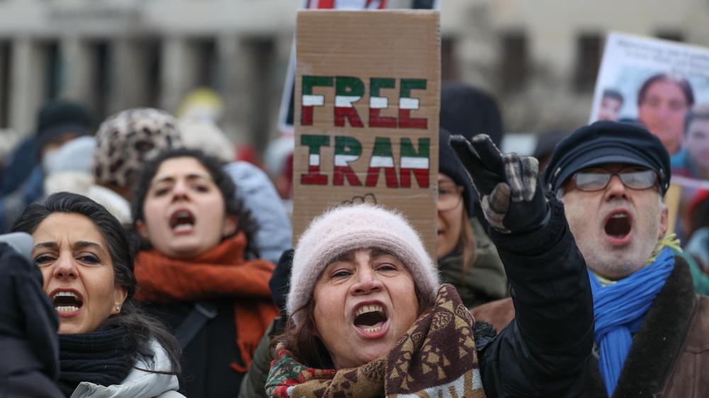 Regime im Iran: Iranische Dienste waren bei den großen Solidaritätsdemonstrationen, wie im Oktober in Berlin, an der Identität der Beteiligten interessiert. 