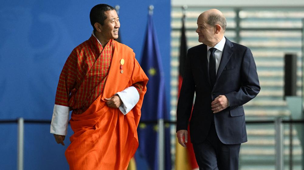 Bundeskanzler: Bundeskanzler Olaf Scholz (SPD) empfängt Lotay Tshering, Ministerpräsident des Königreichs Bhutan.