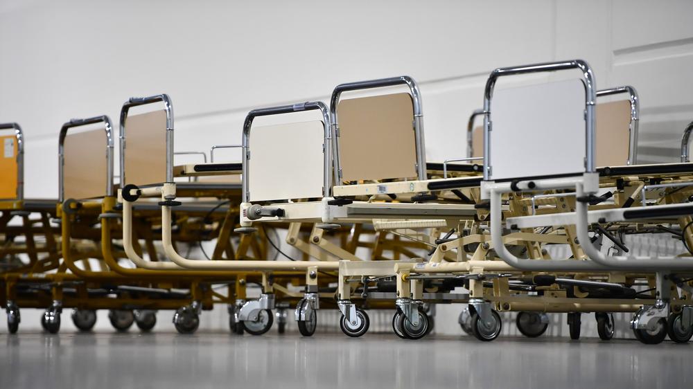 Gesundheit: Betten in einem Krankenhaus in Hannover