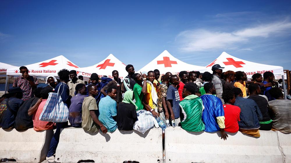 Asylreform der EU: Tausende Geflüchtete kamen zuletzt binnen kurzer Zeit auf der italienischen Insel Lampedusa an. Eine dauerhafte Lösung für die Probleme der Migration bietet die neue Asylregelung nach Ansicht unseres Autors nicht – aber einen Anfang.