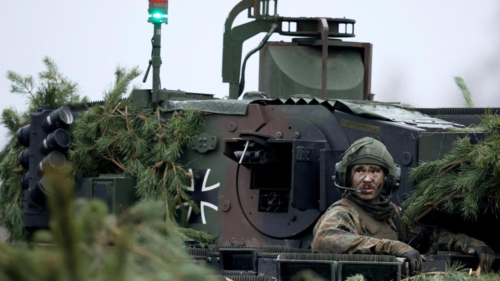 Bundeswehr: Soldat auf einem Puma-Schützenpanzer der Bundeswehr bei einer Übung in Altengrabow