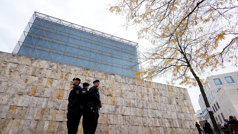 Reaktionen auf Hamas-Angriff: Polizisten sichern am 12. Oktober die Synagoge in München.