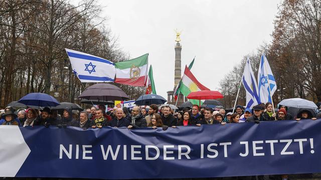 "Nie wieder ist jetzt": Tausende demonstrieren in Berlin gegen Antisemitismus