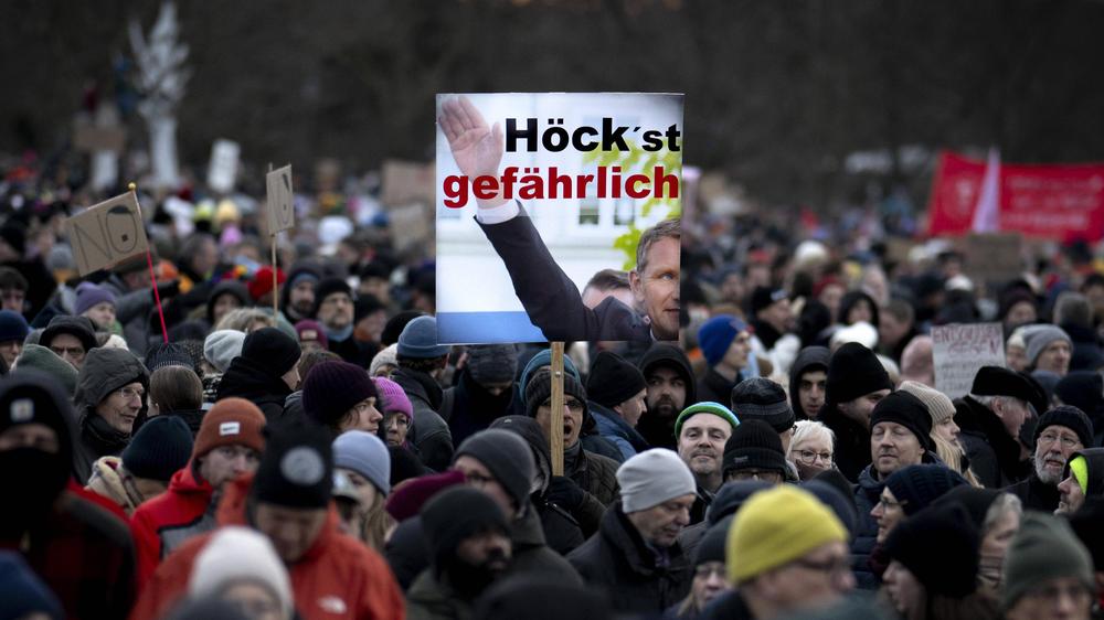 AfD-Politiker: Ein gegen AfD-Politiker Björn Höcke gerichtetes Schild bei einer Demonstration in Berlin am 21. Januar