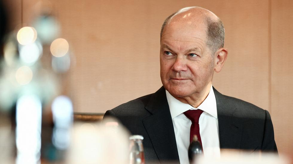 Rechtsextremismus in Deutschland: "Bei diesem Gedanken läuft es einem eiskalt den Rücken herunter", sagte Olaf Scholz zu den auf einem Treffen in Potsdam besprochenen Plänen.