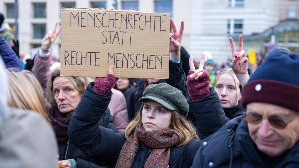 Sprache: Bei Protesten gegen rechts in Berlin und Potsdam kamen am Sonntag mehrere Tausend Menschen zusammen.