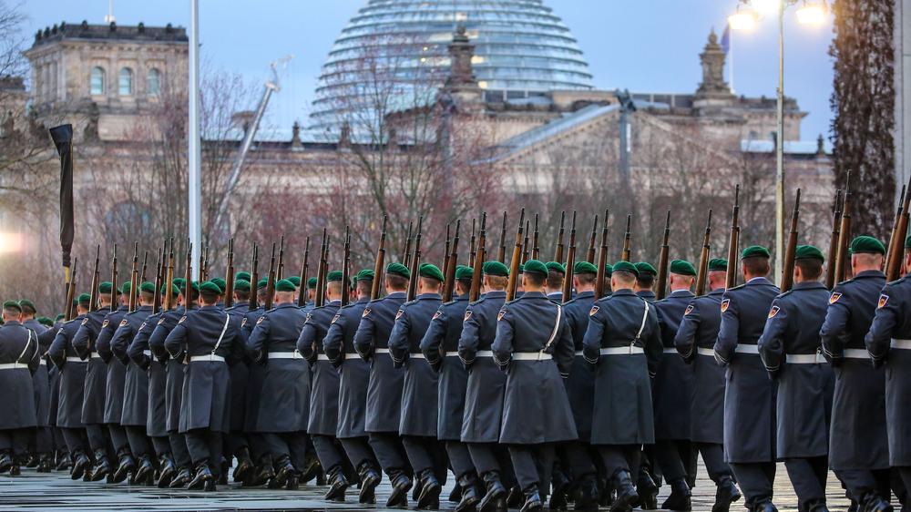 Nato: Mit Drohungen hat Donald Trump in seiner Zeit als US-Präsident versucht, Länder wie Deutschland zu höheren Militärausgaben zu bewegen. Was er nicht schaffte, gelingt nun Wladimir Putin.