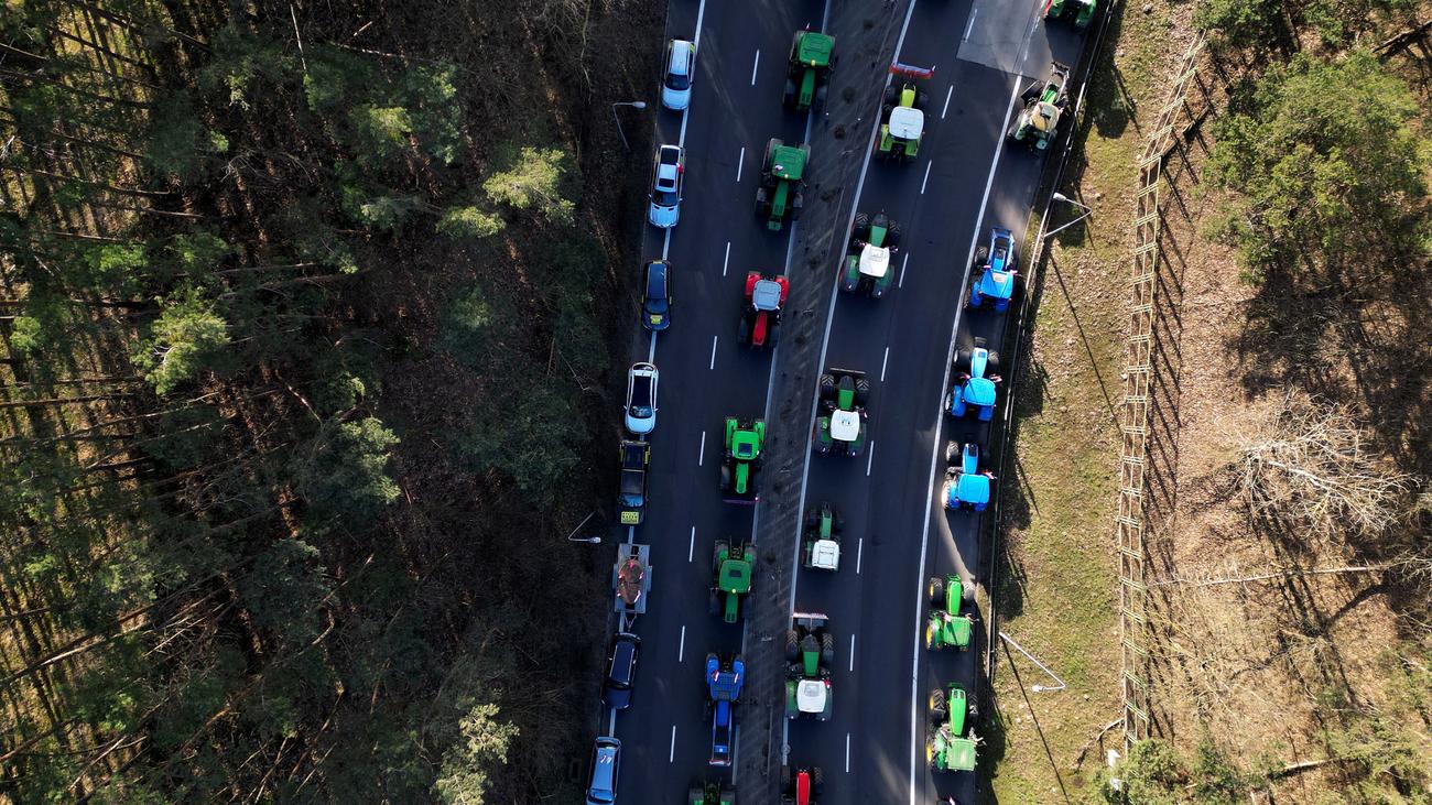 Protest rolników: Polscy rolnicy blokują autostradę między Berlinem a Warszawą