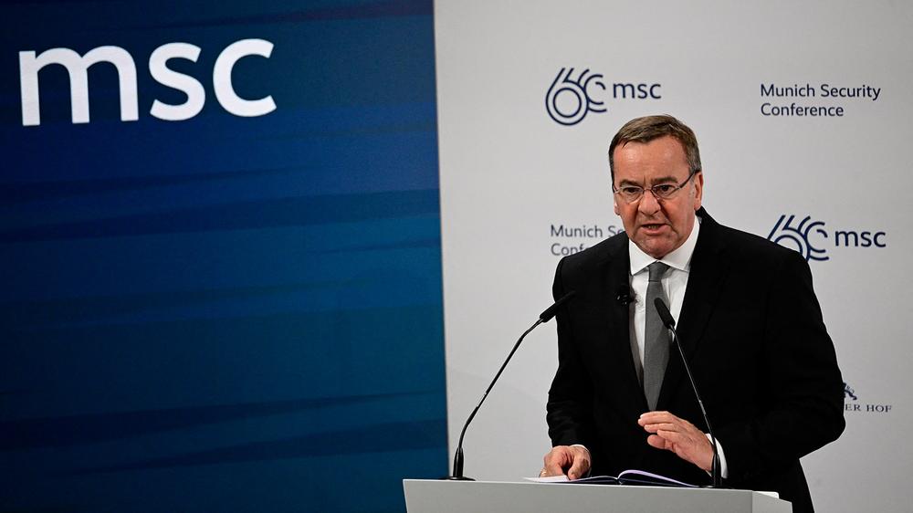 Boris Pistorius spricht auf der Bühne während der 60. Münchner Sicherheitskonferenz