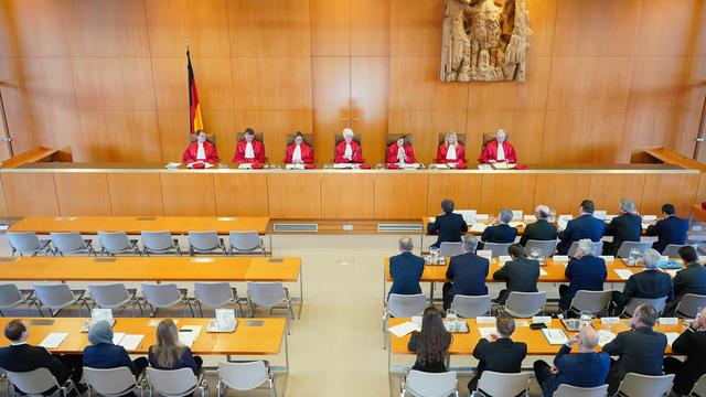 Debatte um Änderung des Grundgesetzes: Mehrheit der Deutschen für besseren Schutz des Verfassungsge…