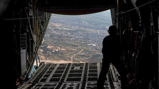 Bundeswehr: Luftwaffe wirft erste Hilfsgüter über dem Gazastreifen ab