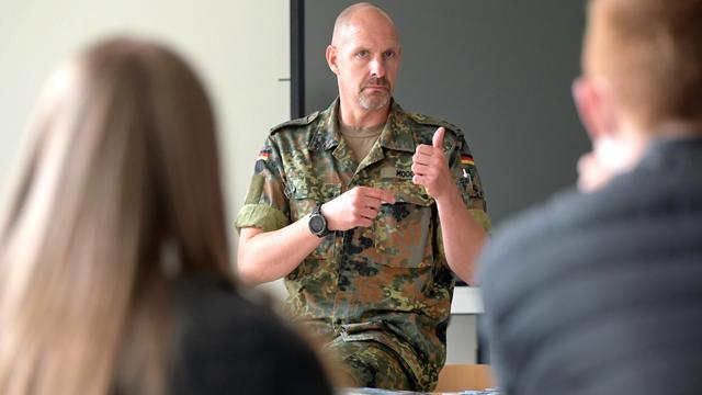 Bildungspolitik: Lehrergewerkschaft gegen Bundeswehrauftritte an Schulen