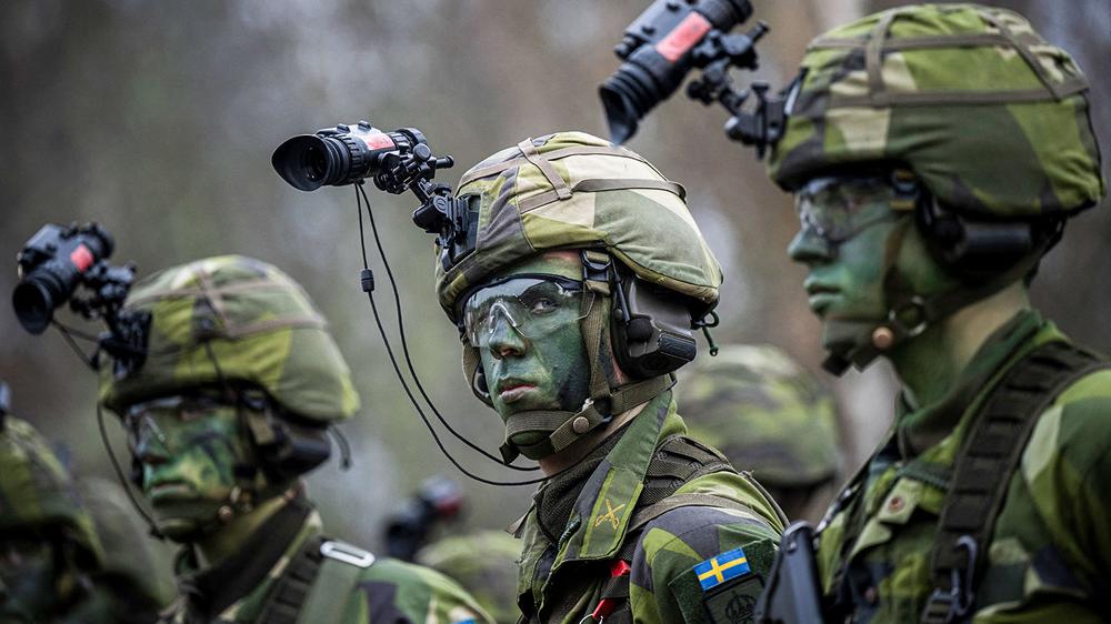 Wehrpflicht: Vorbild Schweden: Das Wehrsystem des skandinavischen Staates studiert der deutsche Verteidigungsminister Boris Pistorius. Schwedische Soldaten trainieren Ende Februar 2024 in der Nähe Stockholms die Landesverteidigung.