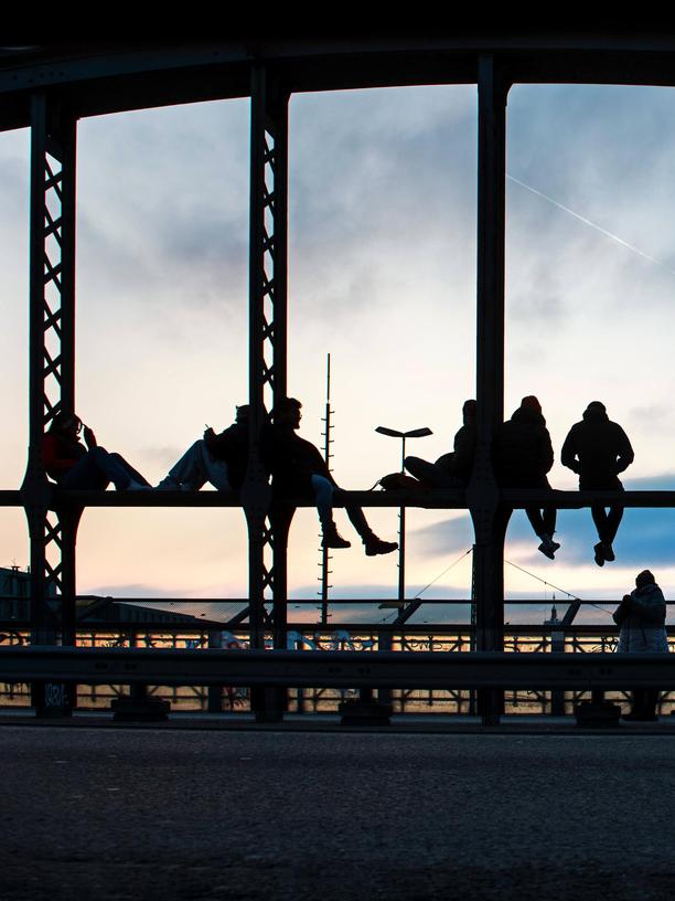 Generation Z: Junge Menschen genießen die Abendsonne in München.