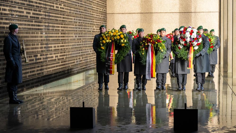 Anerkennung von Soldaten: Soldaten bringen am Volkstrauertag die Kränze in das Ehrenmal der Bundeswehr am Bendlerblock.