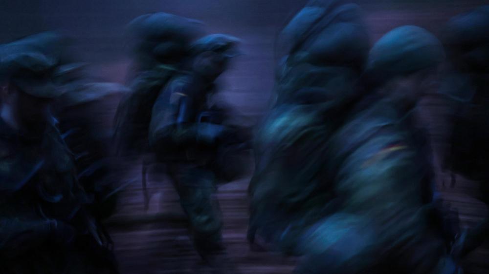 Bundeswehr: Bundeswehrsoldaten marschieren im Dunkeln.  In ihrem Bericht fordert die Wehrbeauftragte viele Verbesserungen für die Männer und Frauen der Streitkräfte.