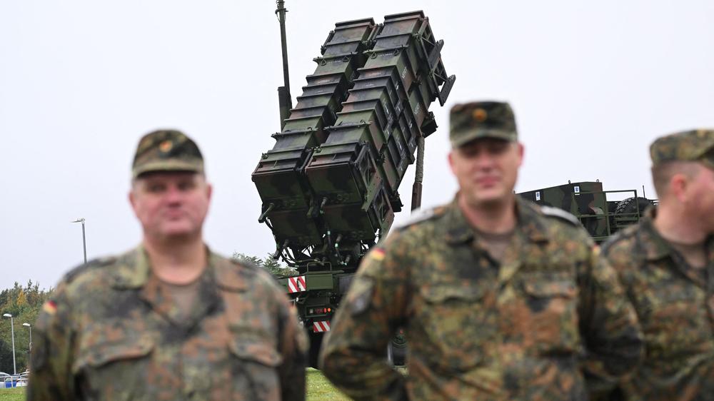 Russland-Krieg: Bundeswehrsoldaten bei einem Patriot-Luftabwehrsystem im Oktober 2023