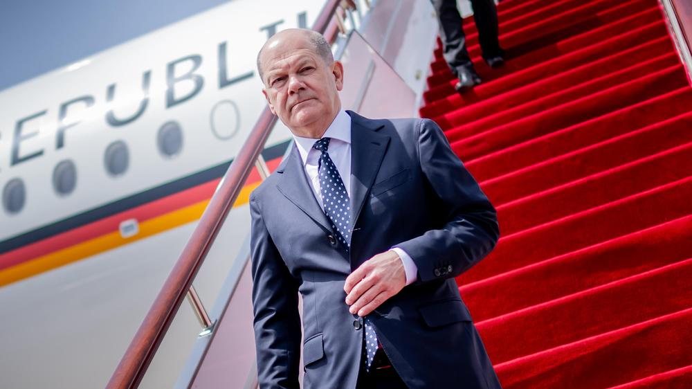 Handel: Bundeskanzler Olaf Scholz (SPD) bei der Ankunft am Flughafen von Shanghai