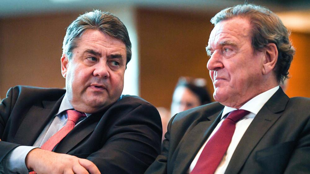 SPD: Der frühere SPD-Chef Sigmar Gabriel (links) mit Altkanzler Gerhard Schröder im Jahr 2016
