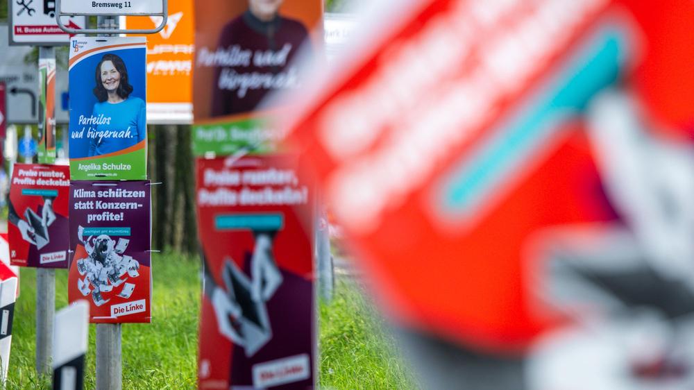 Kommunal- und Europawahlkampf: Das Anbringen von Wahlplakaten (hier fotografiert in Mecklenburg-Vorpommern) kann gefährlich sein.