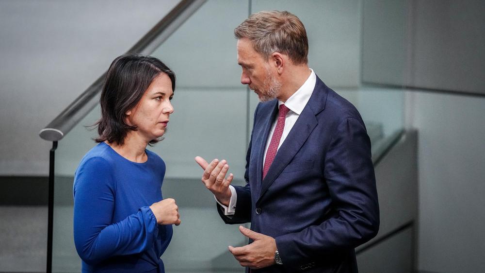 Bundeshaushalt: Bundesfinanzminister Christian Lindner im Gespräch mit Außenministerin Annalena Baerbock: Die FDP fordert niedrigere Ausgaben.